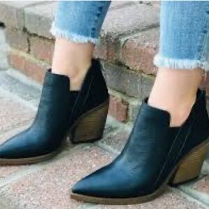 Vince Camuto Gradinia Black Ankle Boots